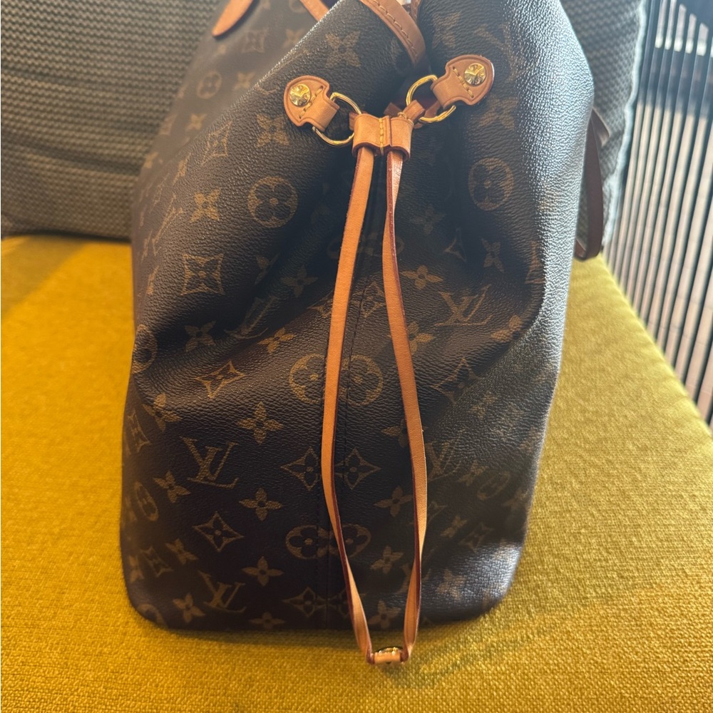 Louis Vuitton Monogram Neverfull GM Tote Bag - Picture 4 of 16